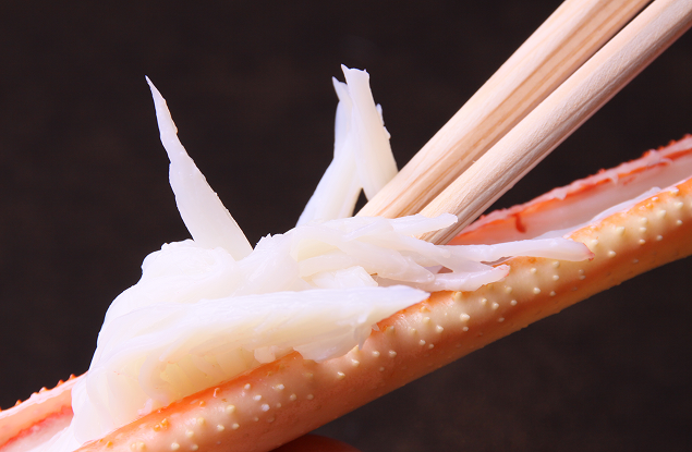 蟹を食べるシーン